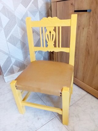 Sedia per bambini in legno massello giallo
