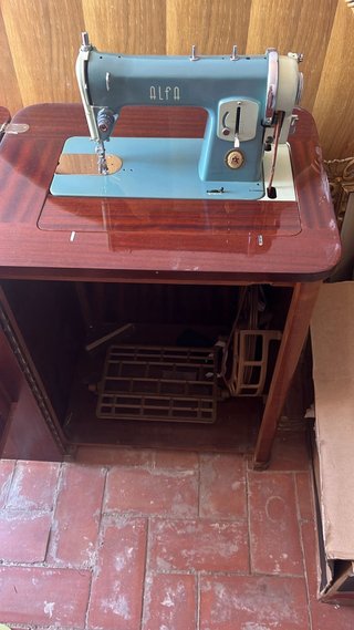 Máquina de coser Alfa antigua