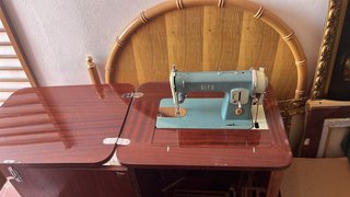 Máquina de coser Alfa antigua
