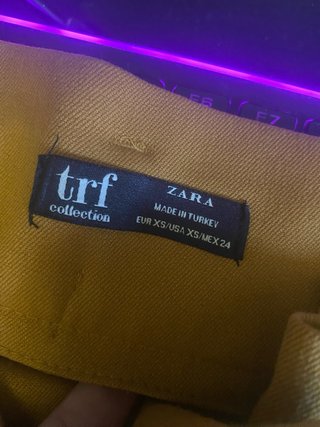 Pantalones amarillos de talle alto con cinturón