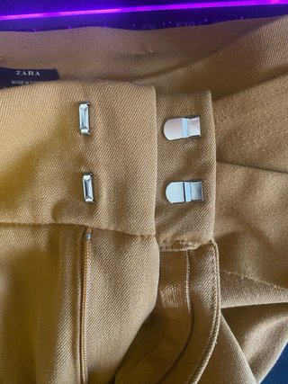 Pantalones amarillos de talle alto con cinturón