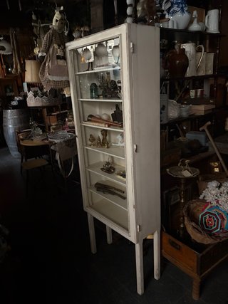 Vitrina antigua de médico de madera y cristal