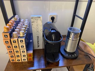 Pack Cafetera Nespresso + Aeroccino + cápsulas
