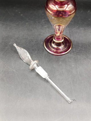 Perfumero de cristal con detalles dorados