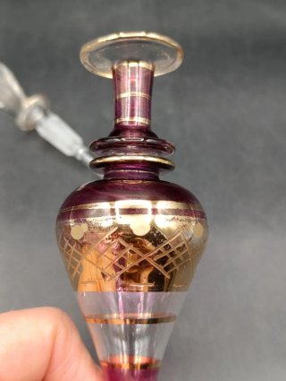 Perfumero de cristal con detalles dorados