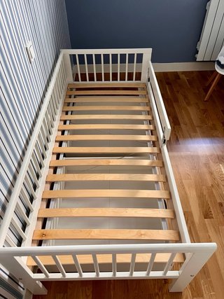 Cama infantil con barrera y cajones