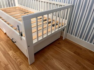Cama infantil con barrera y cajones