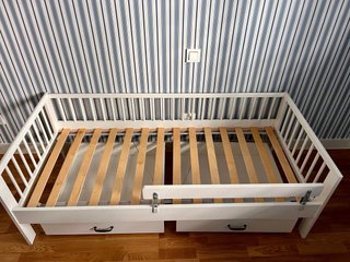 Cama infantil con barrera y cajones