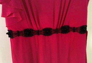 Vestido largo rosa con detalles negros