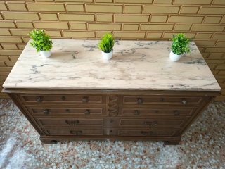 Cómoda de madera con cajones y mármol