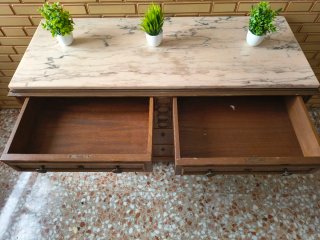 Cómoda de madera con cajones y mármol