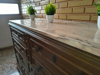 Cómoda de madera con cajones y mármol