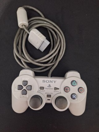 PlayStation 1 (PS1) gris con mando y xstation