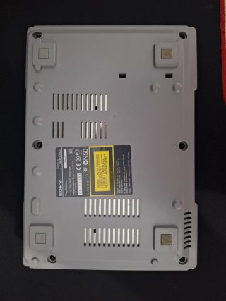 PlayStation 1 (PS1) gris con mando y xstation