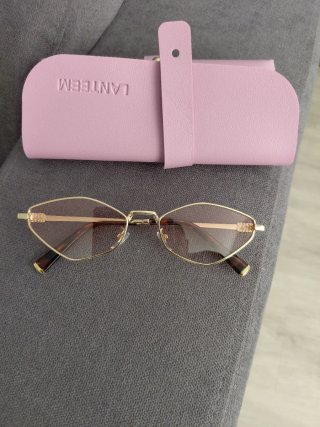 Gafas de sol vintage rosas y doradas