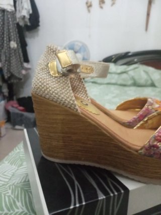 Sandalias doradas tacón cuña multicolor