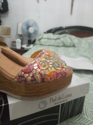 Sandalias doradas tacón cuña multicolor