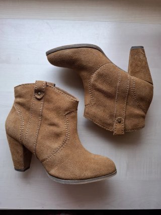 Botines de ante marrones