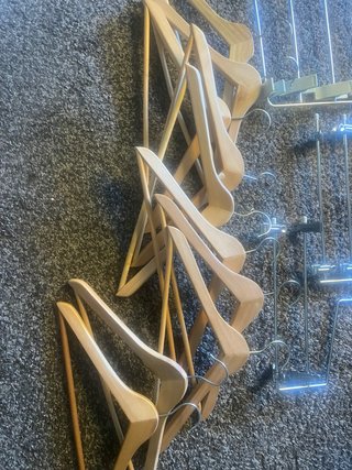 Lote Perchas Madera y Pantaloneras Metal