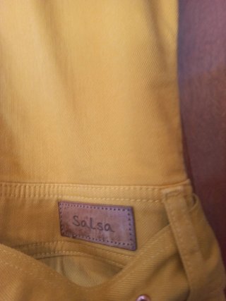 Vestido amarillo con cremallera y cinturón