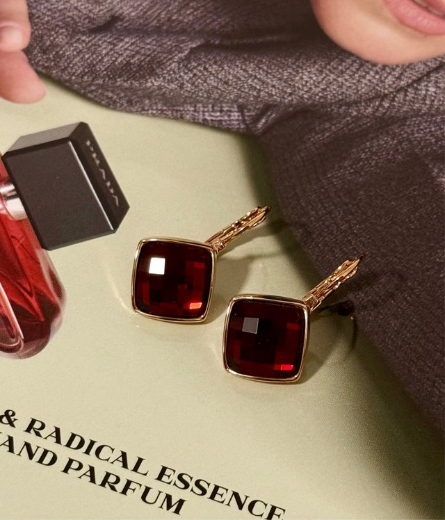 Elegantes pendientes con cristales rojos y oro