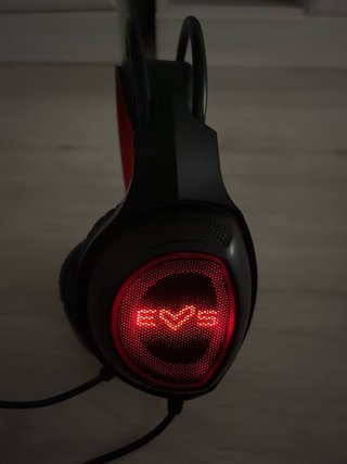 Cascos gaming negros y rojos con micrófono
