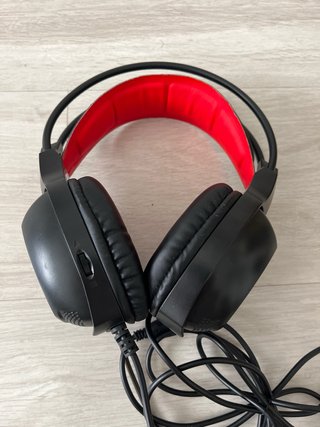Cascos gaming negros y rojos con micrófono