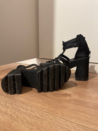 Sandalias plataforma tacón negras