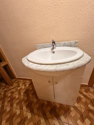 Mueble de baño con lavabo y grifería