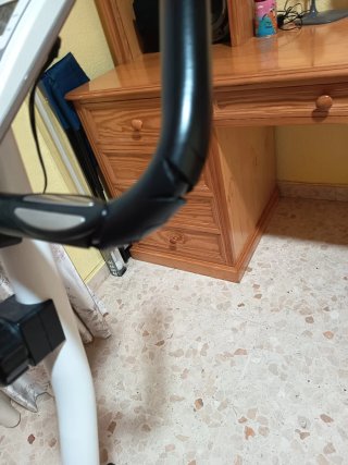 Bicicleta Estática Blanca y Plateada
