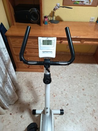 Bicicleta Estática Blanca y Plateada