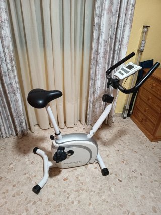 Bicicleta Estática Blanca y Plateada