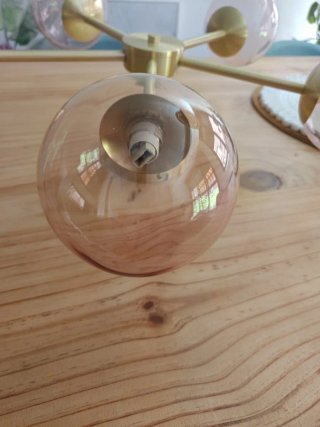 Lámpara de techo dorada y transparente rosa