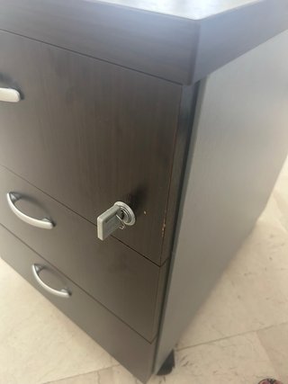 Cajonera de madera con ruedas