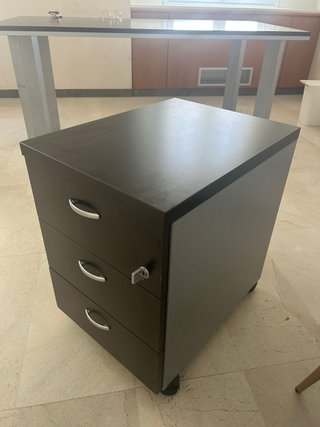 Cajonera de madera con ruedas