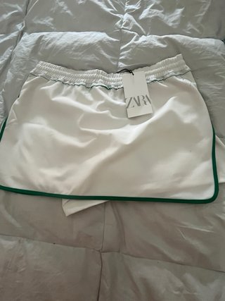 Minifalda deportiva Zara blanca y verde