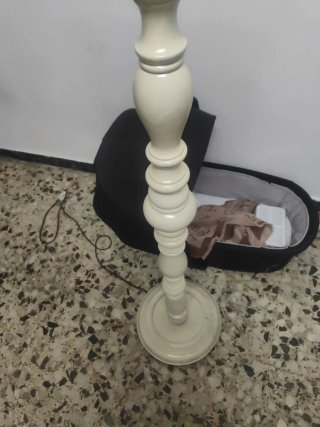 Lámpara de pie beige y blanca