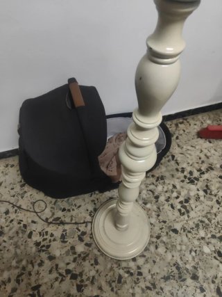 Lámpara de pie beige y blanca