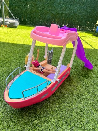 Barco Barbie con tobogán y muñeca