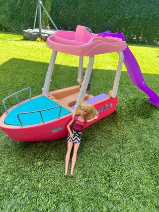 Barco Barbie con tobogán y muñeca