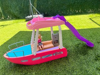Barco Barbie con tobogán y muñeca