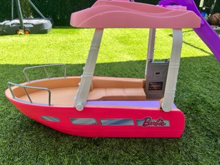 Barco Barbie con tobogán y muñeca