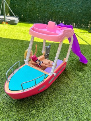 Barco Barbie con tobogán y muñeca
