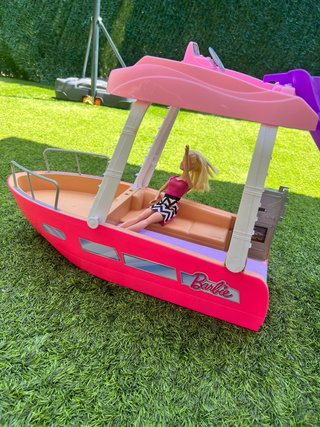 Barco Barbie con tobogán y muñeca