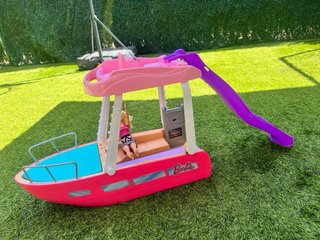 Barco Barbie con tobogán y muñeca