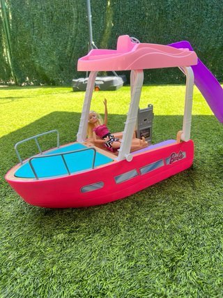Barco Barbie con tobogán y muñeca