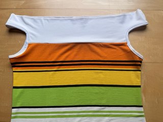 Camiseta cuello barco de rayas multicolor