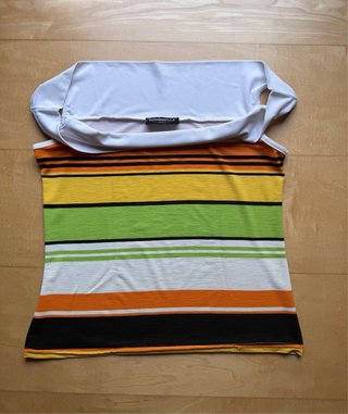 Camiseta cuello barco de rayas multicolor
