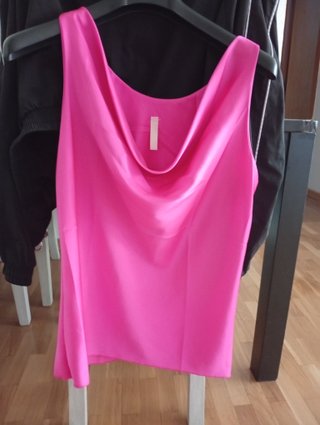 Pantalón satén negro + top fucsia