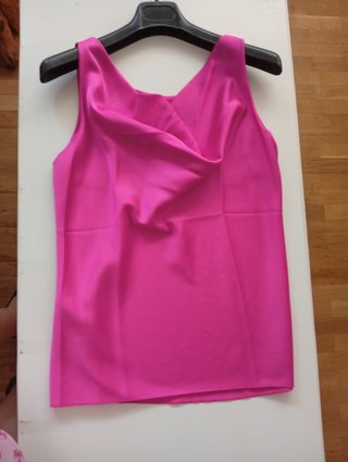Pantalón satén negro + top fucsia
